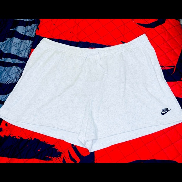 NWT- Nike Women's Sportwear Fleece Shorts Standard Fit Mid- Rise Sz 3X - Picture 1 of 6
